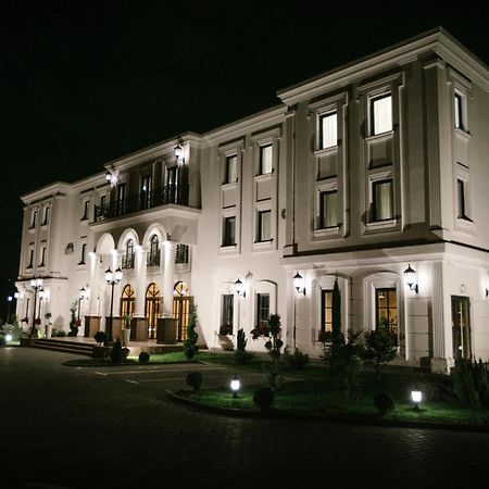 Hotel Beli Dvor ชาชาค ภายนอก รูปภาพ