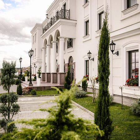 Hotel Beli Dvor ชาชาค ภายนอก รูปภาพ