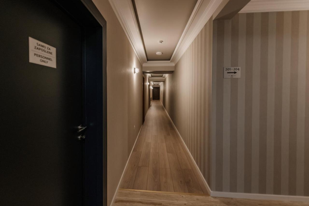 Hotel Beli Dvor ชาชาค ภายนอก รูปภาพ