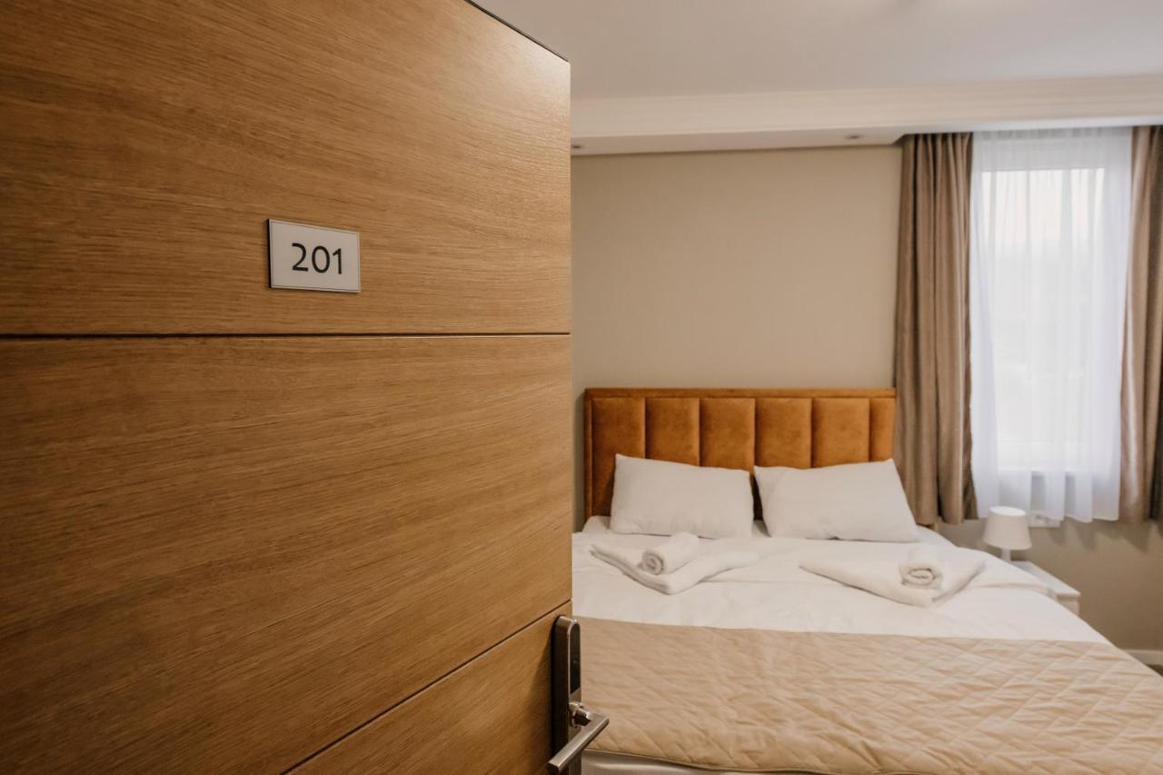 Hotel Beli Dvor ชาชาค ภายนอก รูปภาพ