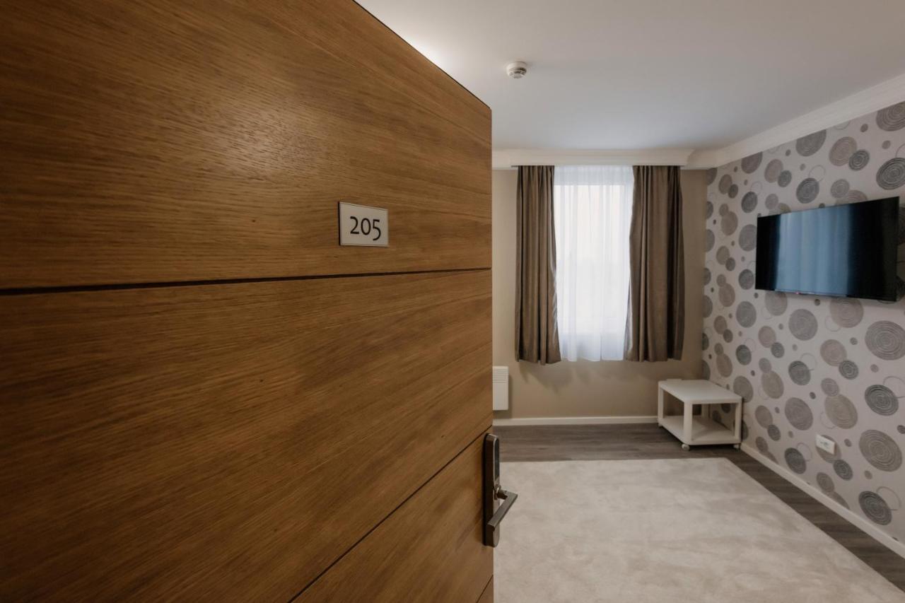 Hotel Beli Dvor ชาชาค ภายนอก รูปภาพ