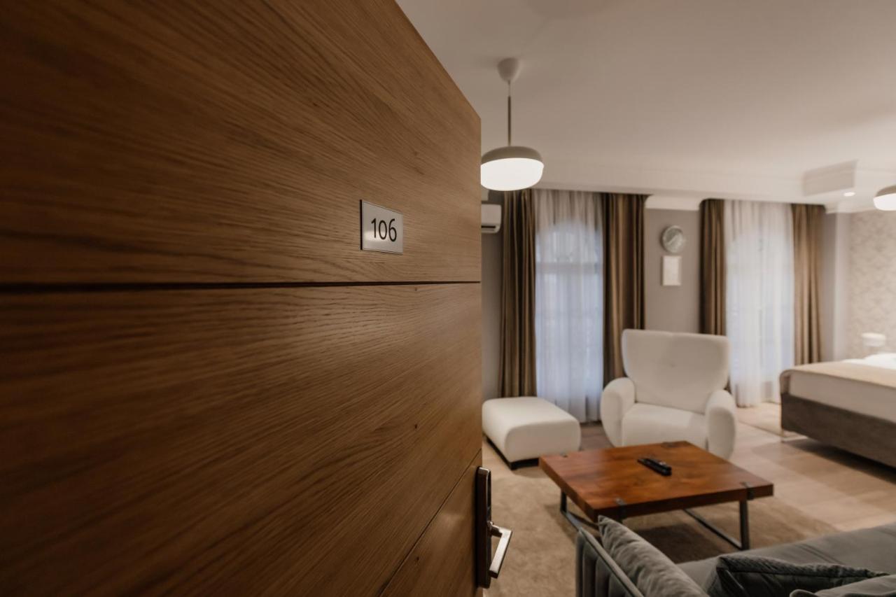 Hotel Beli Dvor ชาชาค ภายนอก รูปภาพ