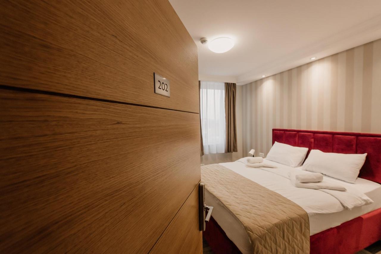 Hotel Beli Dvor ชาชาค ภายนอก รูปภาพ