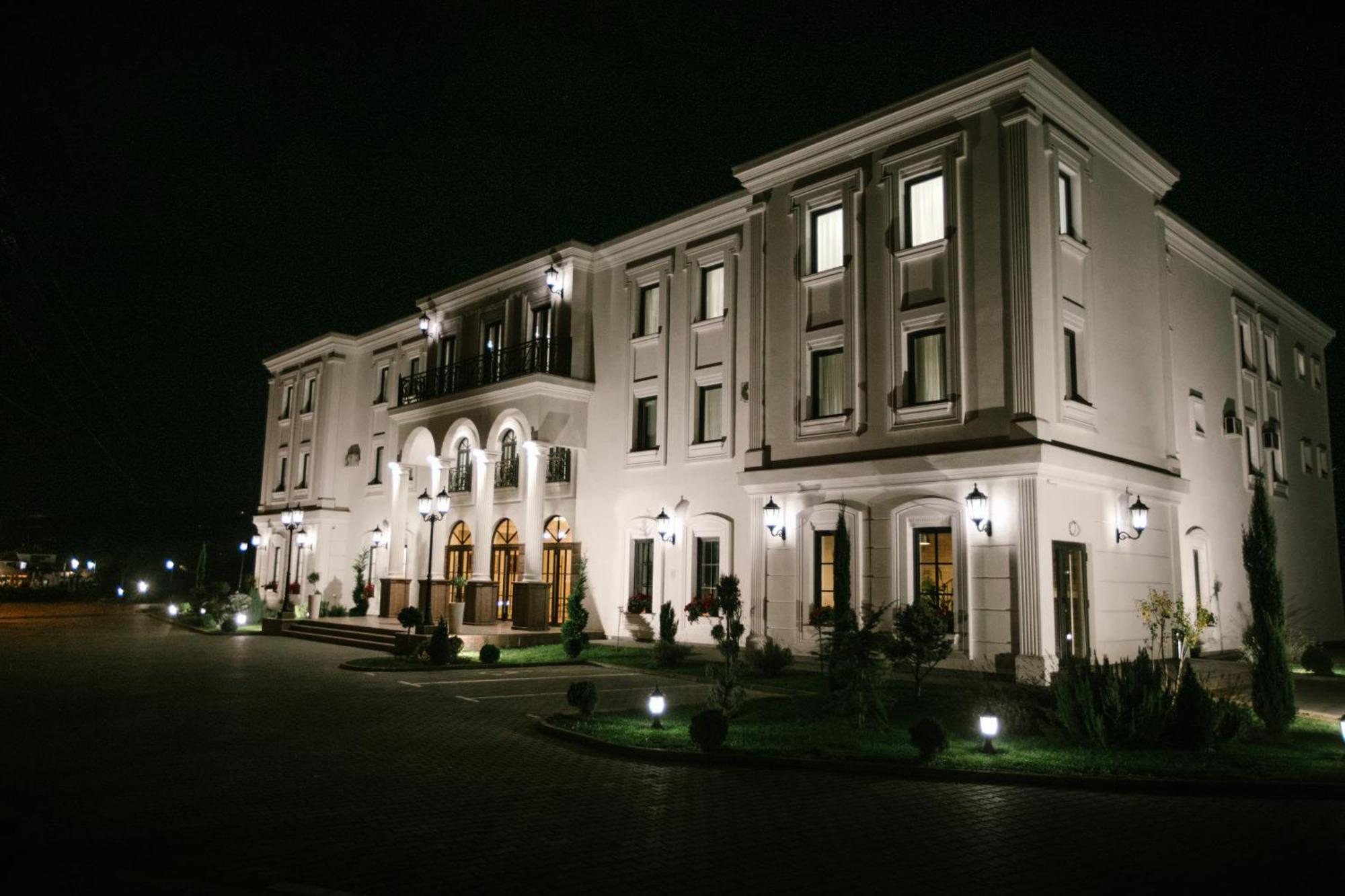 Hotel Beli Dvor ชาชาค ภายนอก รูปภาพ