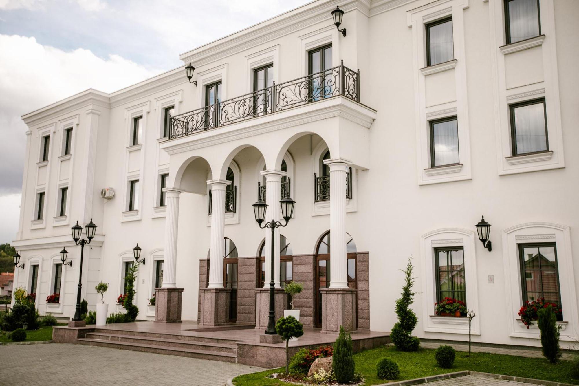 Hotel Beli Dvor ชาชาค ภายนอก รูปภาพ