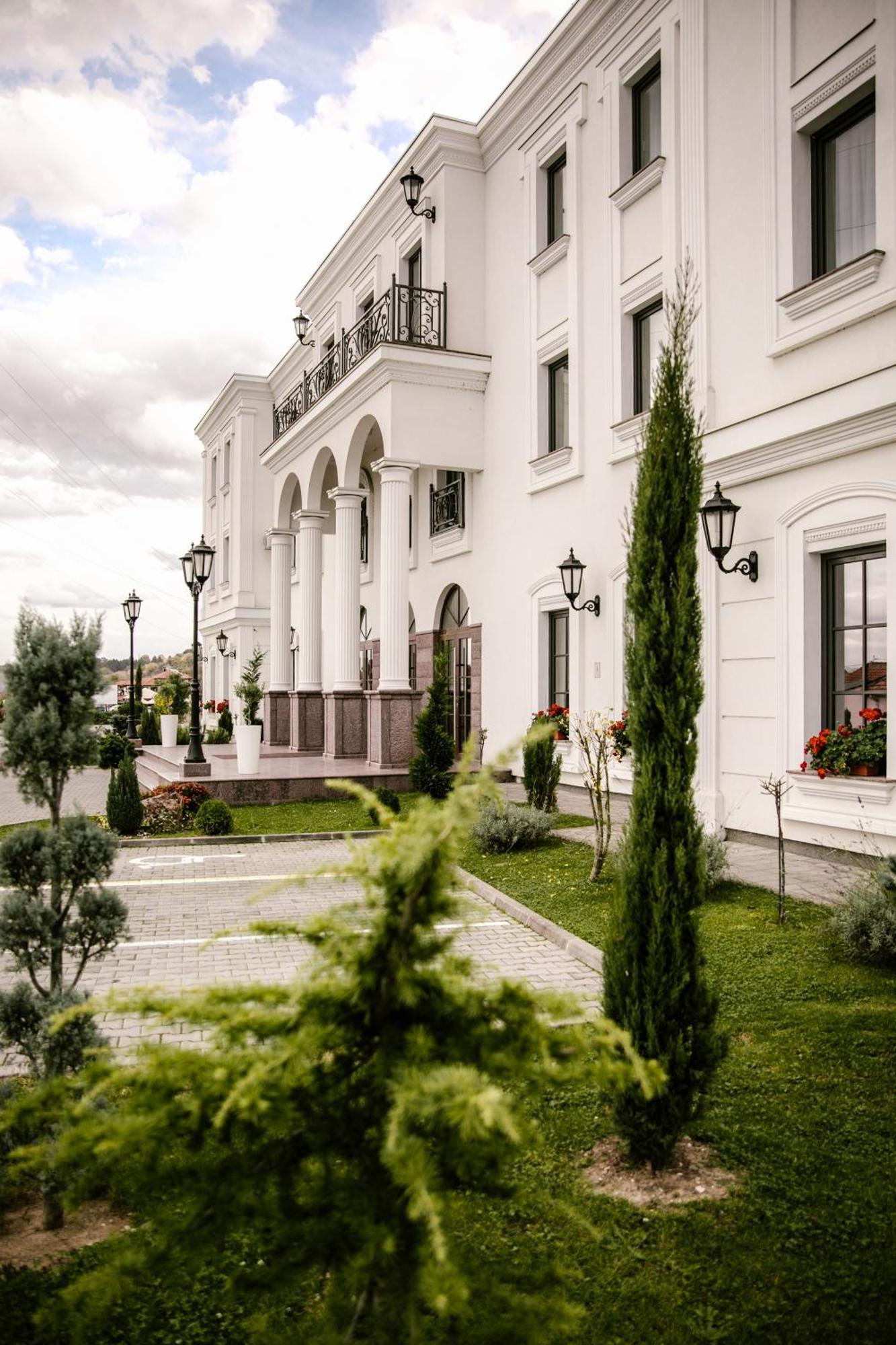 Hotel Beli Dvor ชาชาค ภายนอก รูปภาพ