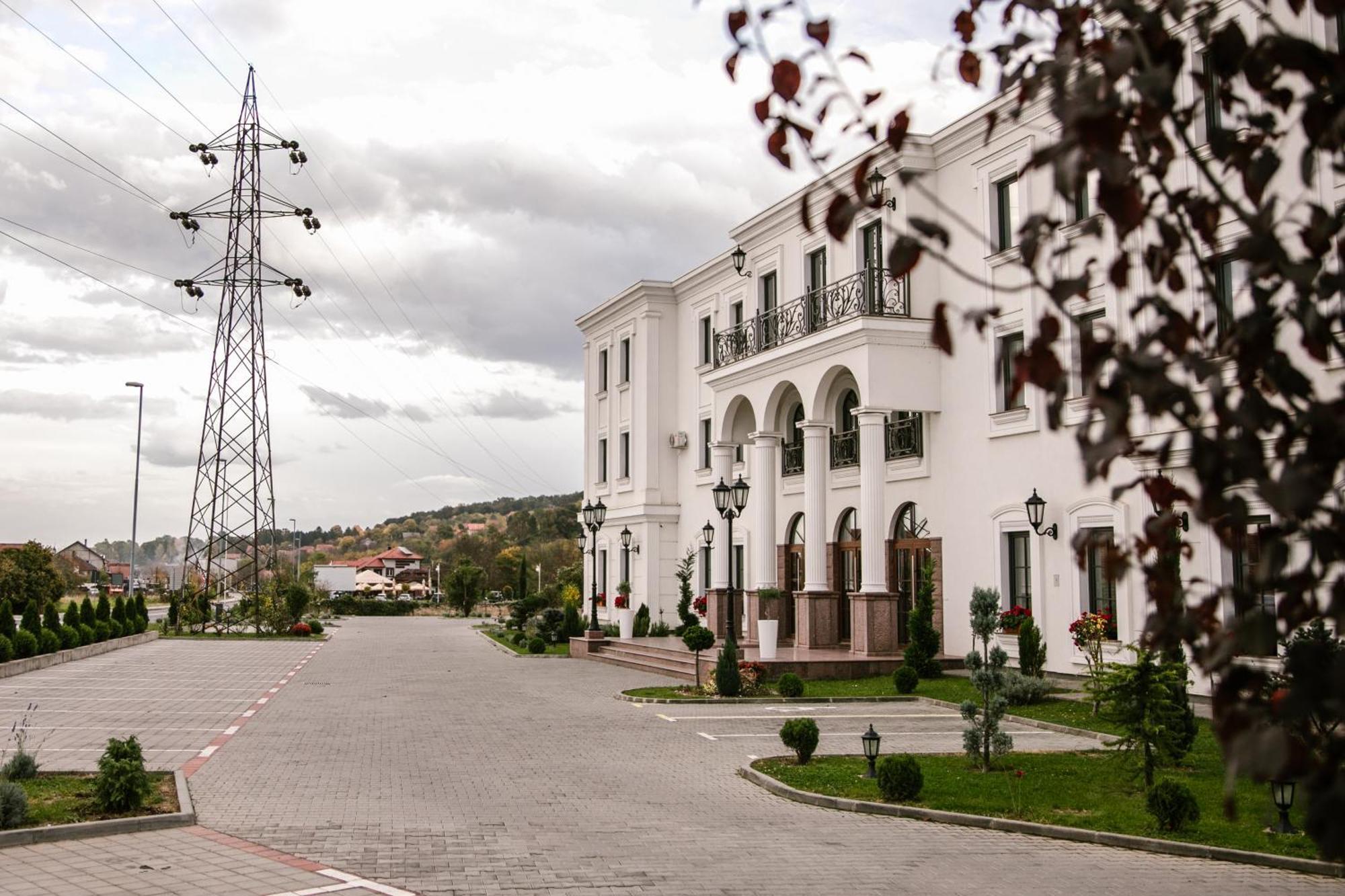 Hotel Beli Dvor ชาชาค ภายนอก รูปภาพ