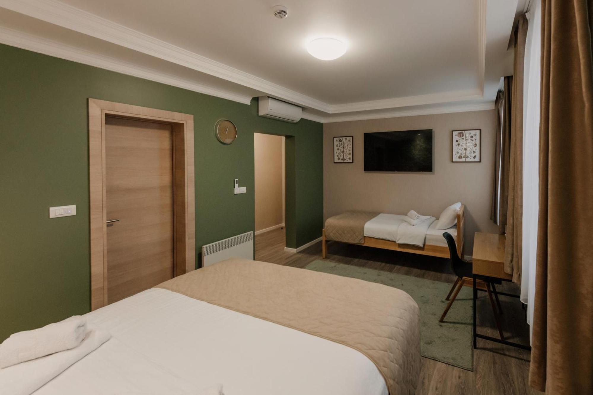 Hotel Beli Dvor ชาชาค ภายนอก รูปภาพ