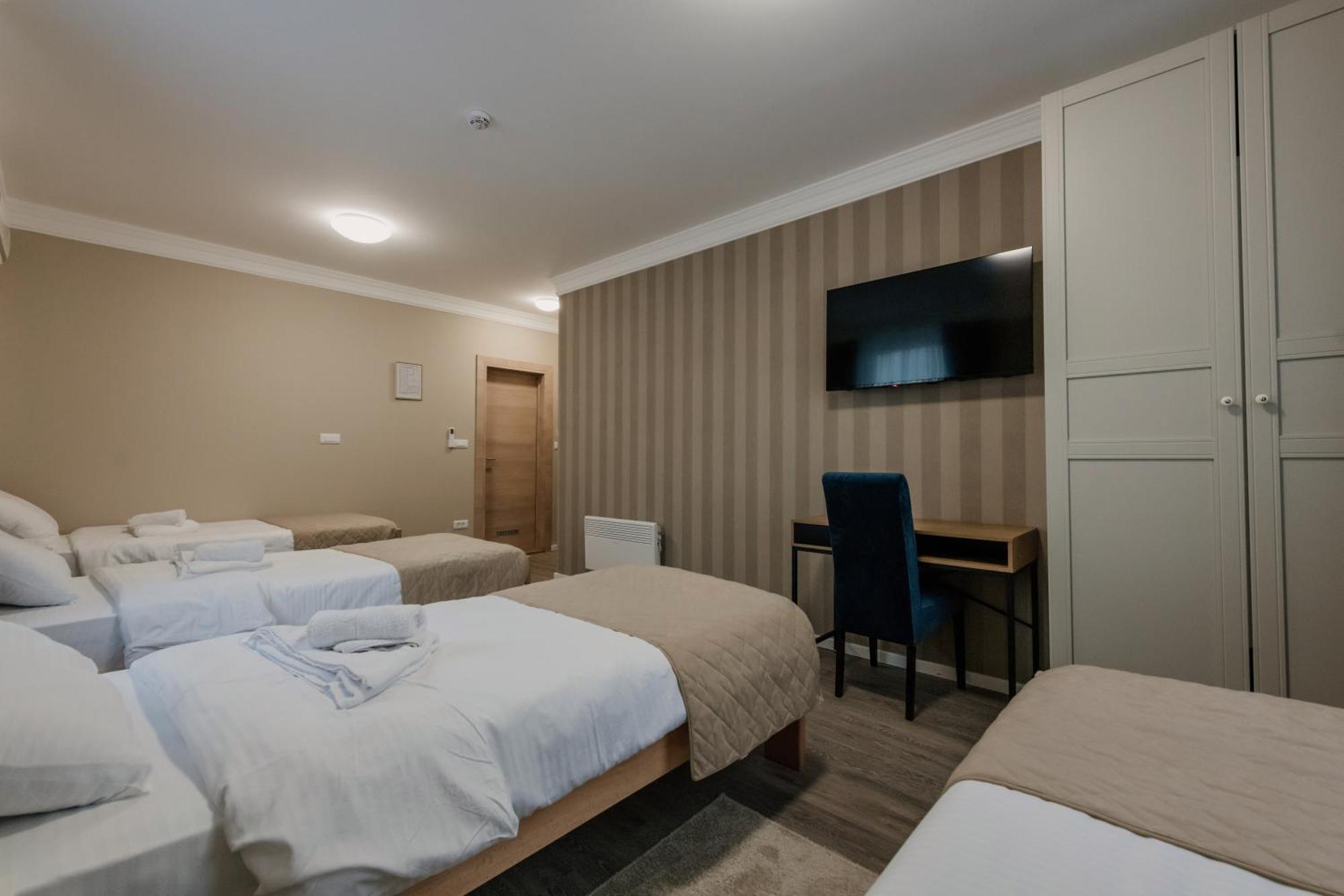 Hotel Beli Dvor ชาชาค ภายนอก รูปภาพ