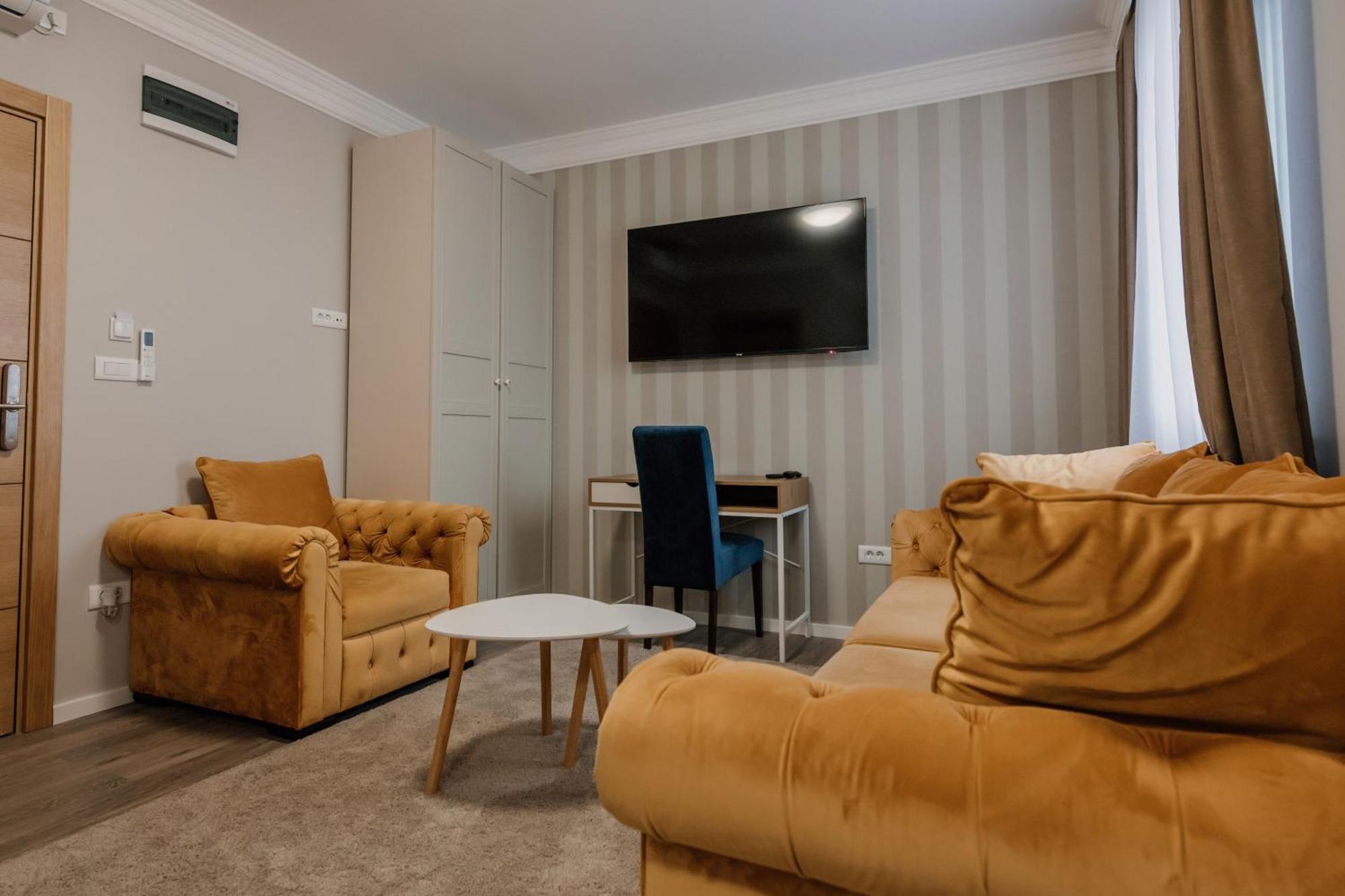 Hotel Beli Dvor ชาชาค ภายนอก รูปภาพ