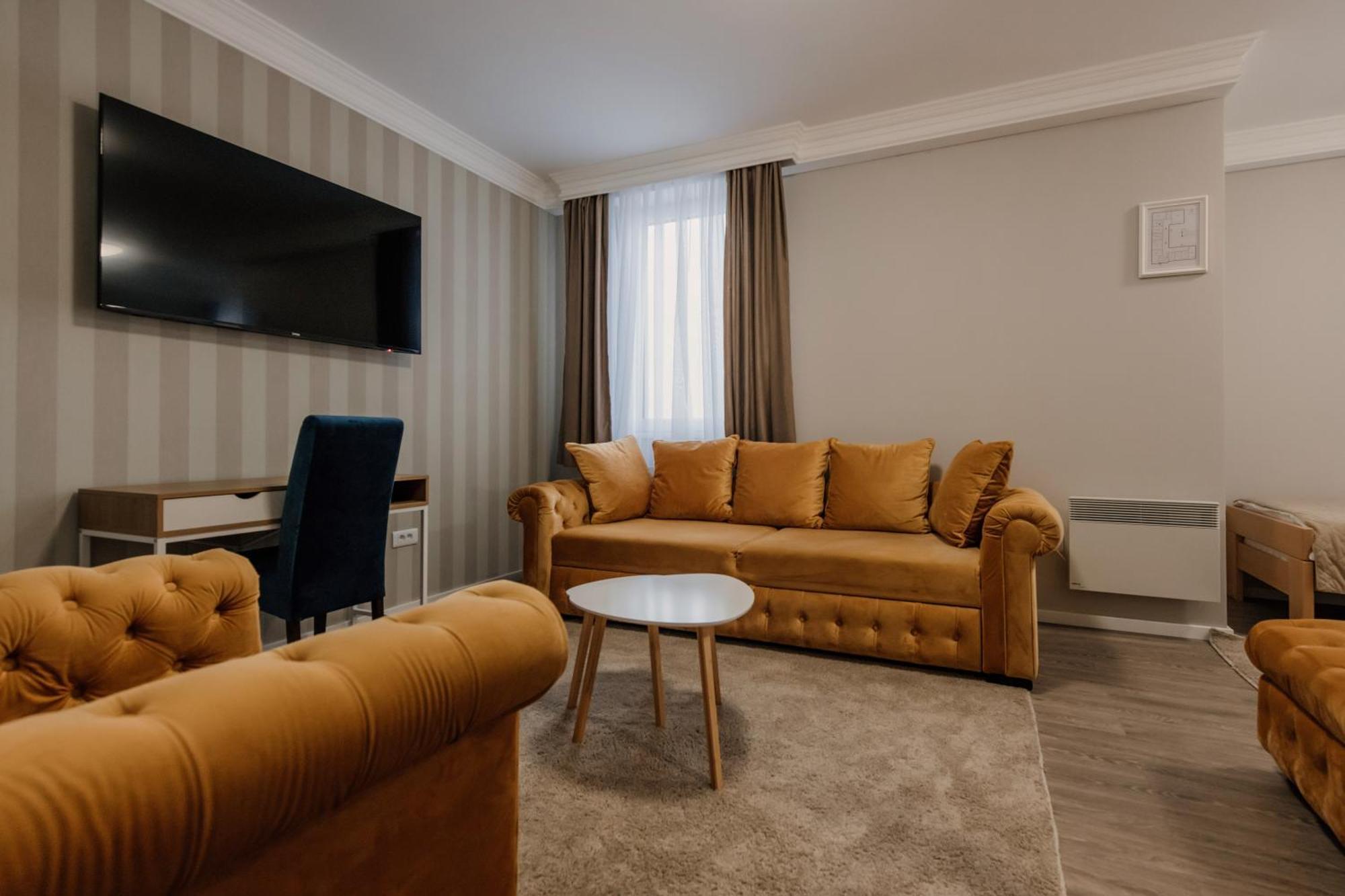 Hotel Beli Dvor ชาชาค ภายนอก รูปภาพ