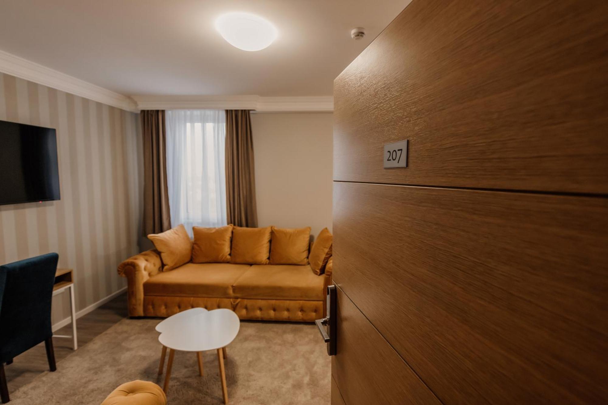 Hotel Beli Dvor ชาชาค ภายนอก รูปภาพ