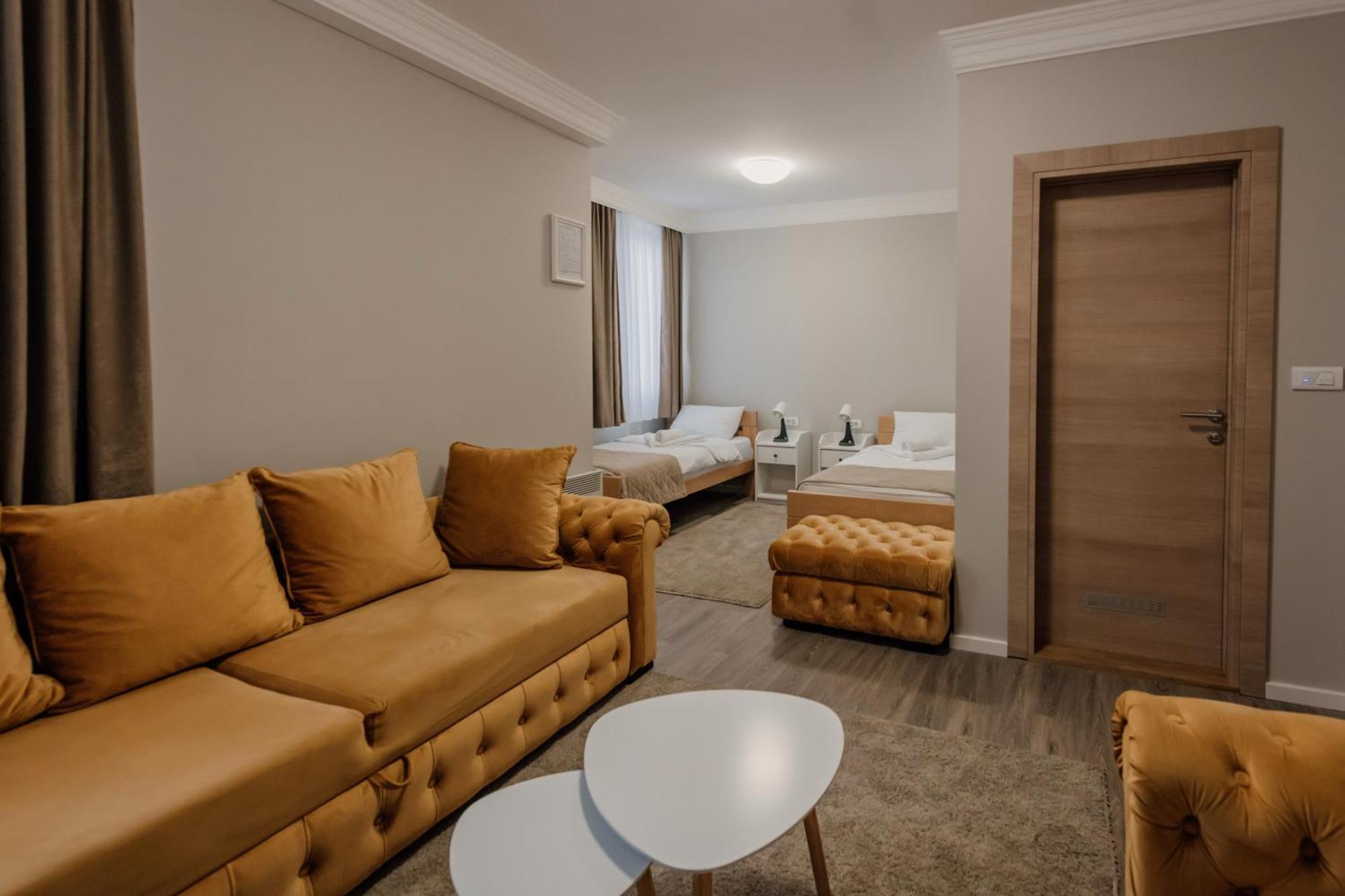 Hotel Beli Dvor ชาชาค ภายนอก รูปภาพ