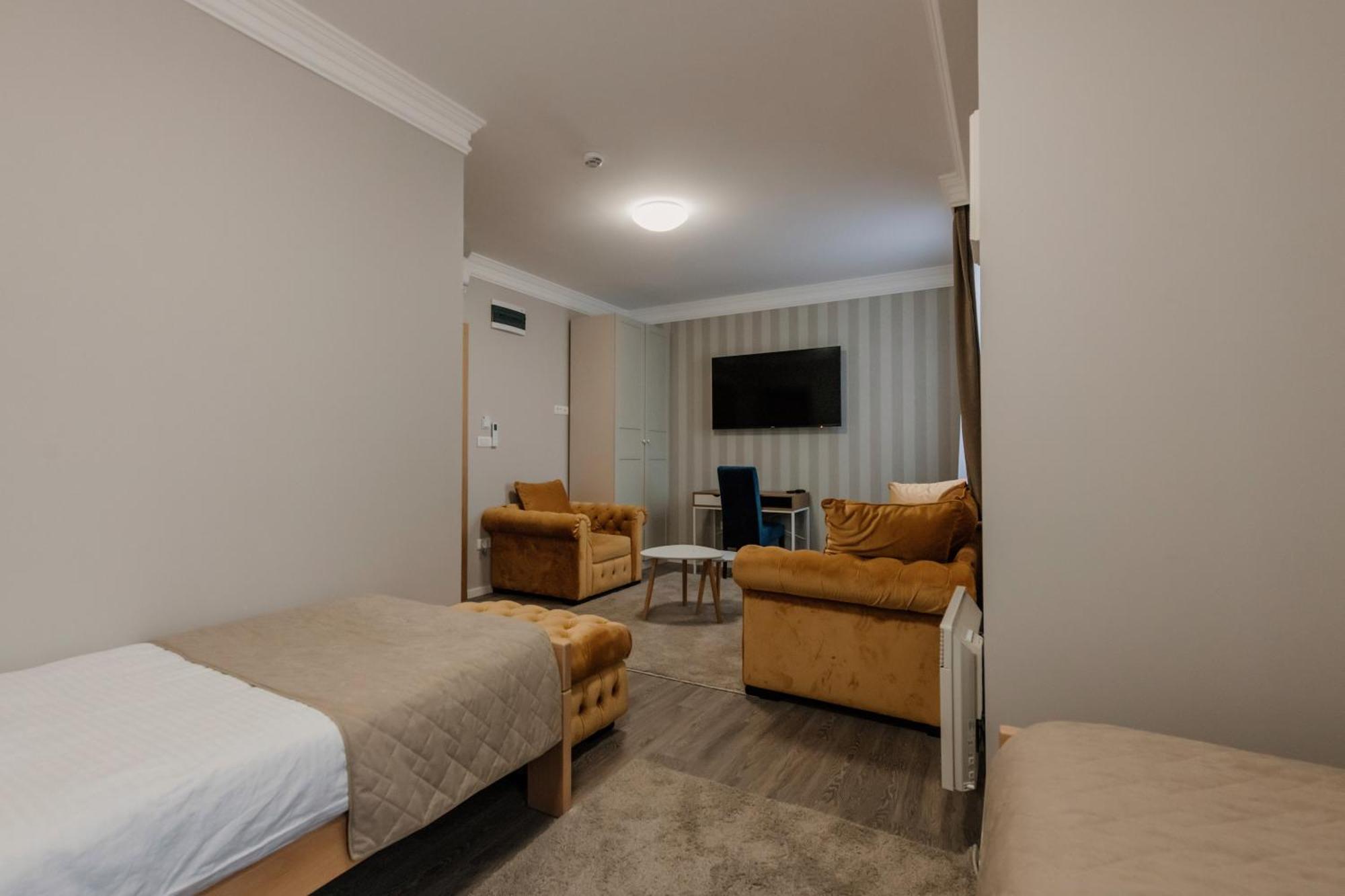Hotel Beli Dvor ชาชาค ภายนอก รูปภาพ