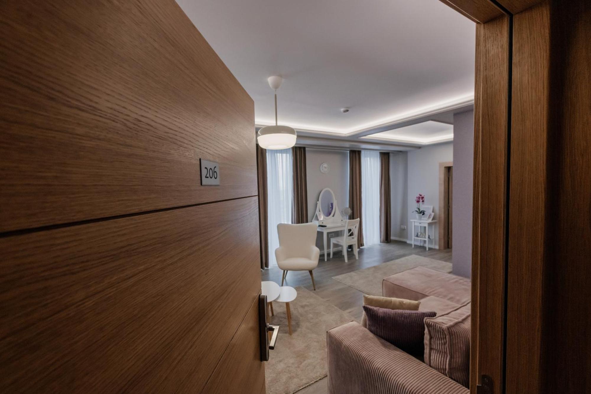 Hotel Beli Dvor ชาชาค ภายนอก รูปภาพ