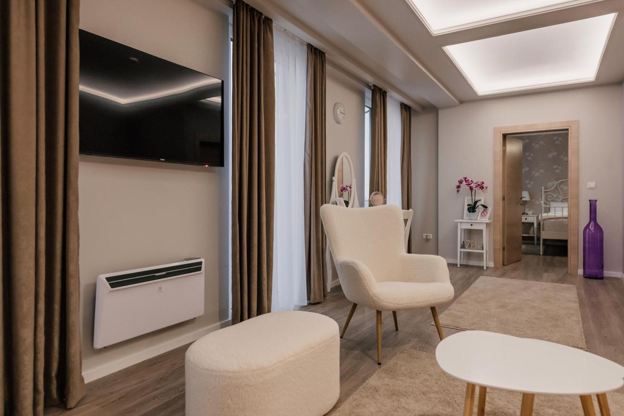 Hotel Beli Dvor ชาชาค ภายนอก รูปภาพ