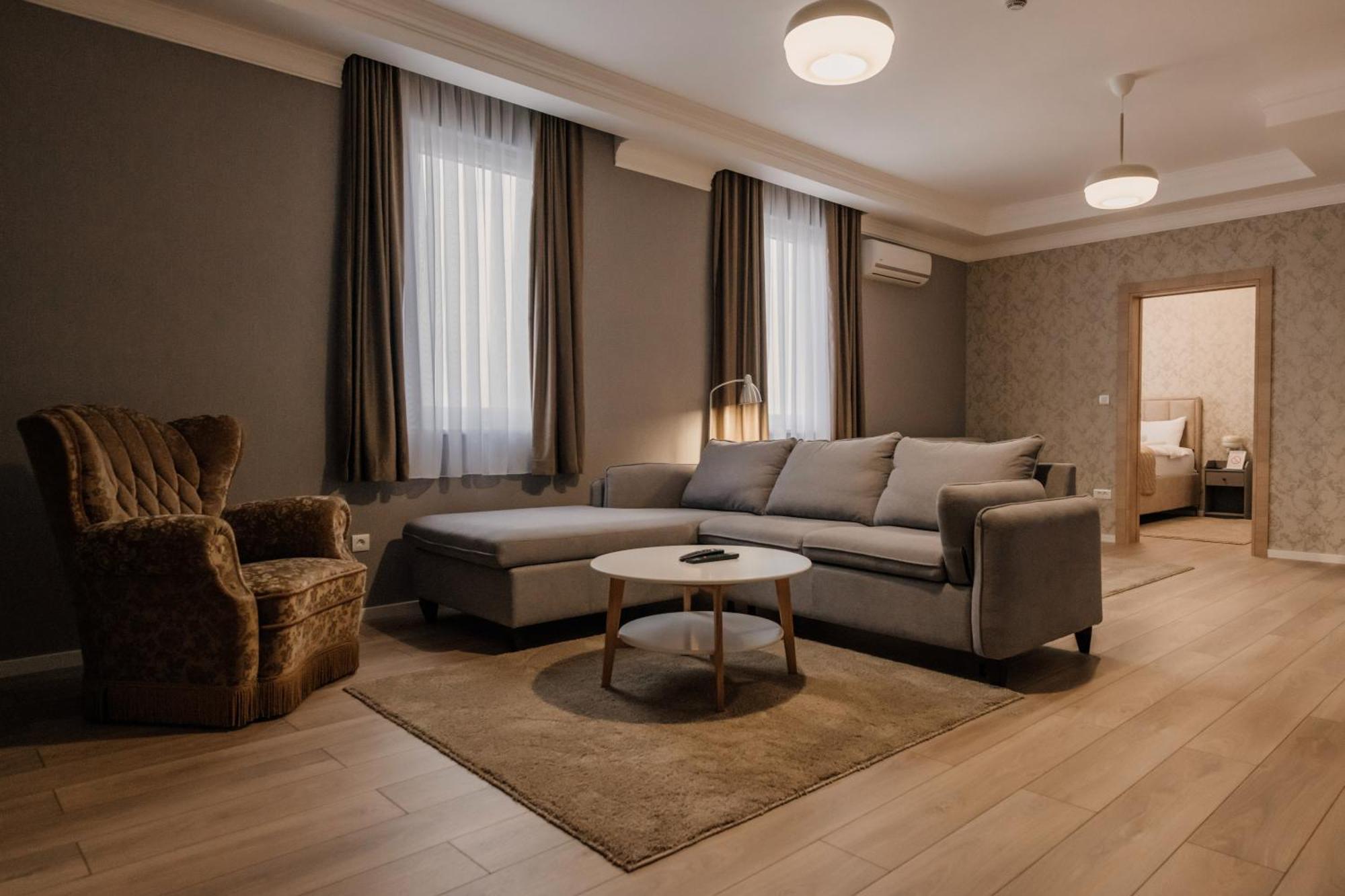 Hotel Beli Dvor ชาชาค ภายนอก รูปภาพ