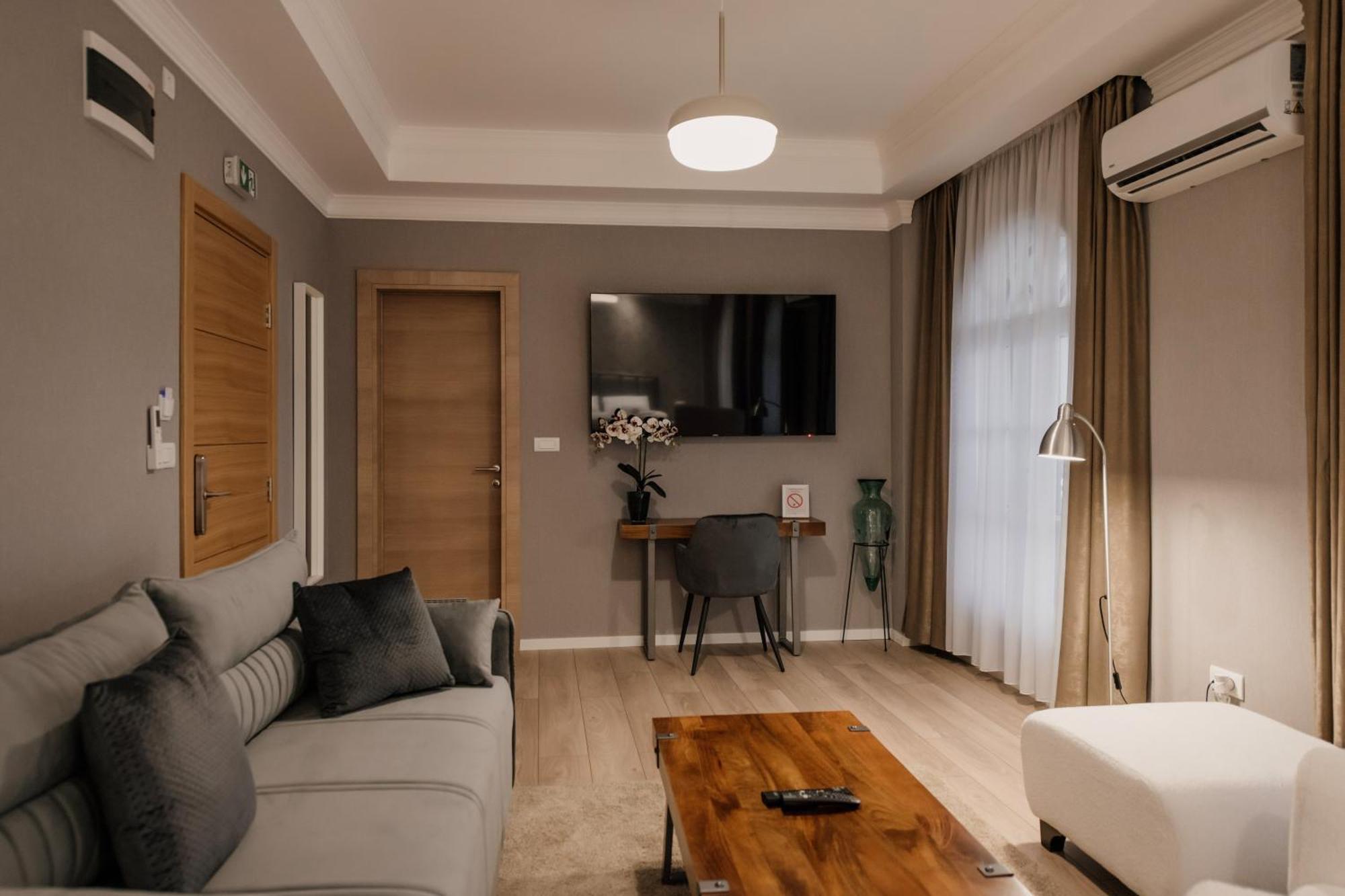 Hotel Beli Dvor ชาชาค ภายนอก รูปภาพ