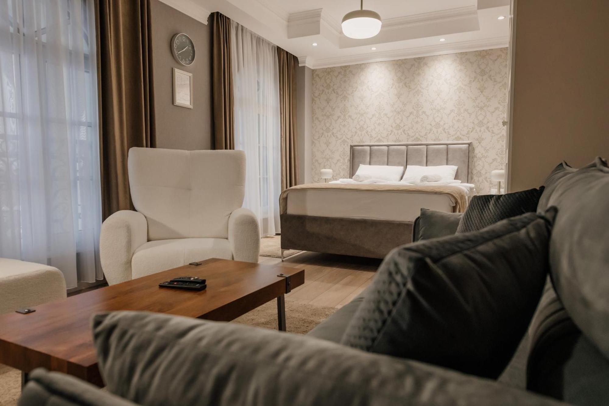 Hotel Beli Dvor ชาชาค ภายนอก รูปภาพ