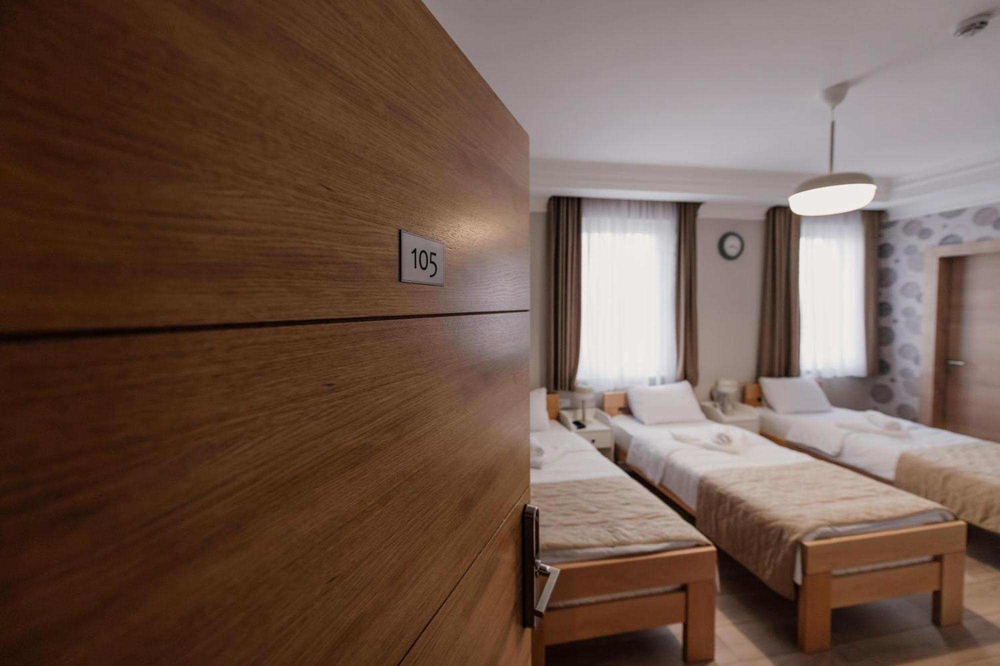 Hotel Beli Dvor ชาชาค ภายนอก รูปภาพ