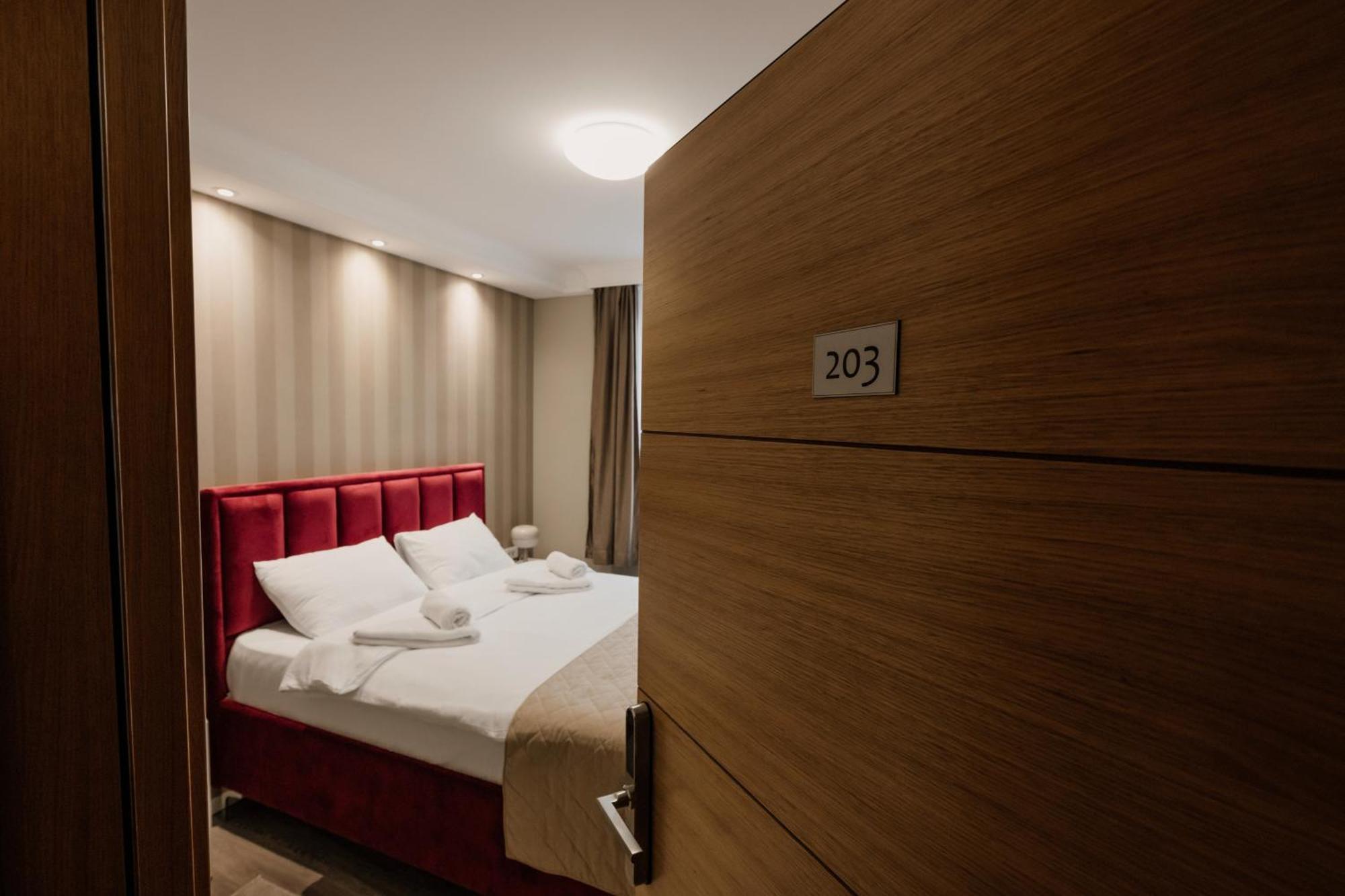 Hotel Beli Dvor ชาชาค ภายนอก รูปภาพ