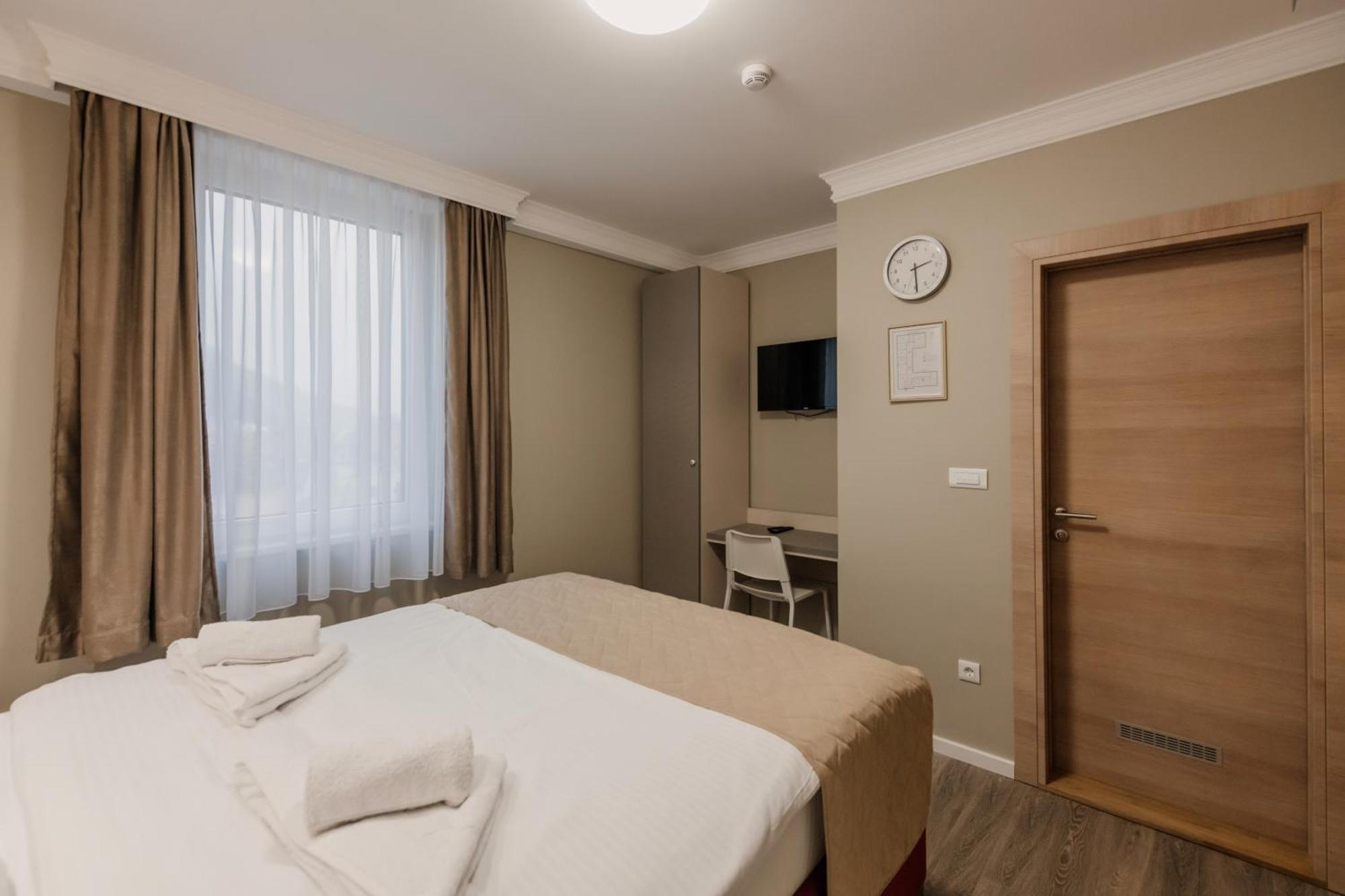 Hotel Beli Dvor ชาชาค ภายนอก รูปภาพ