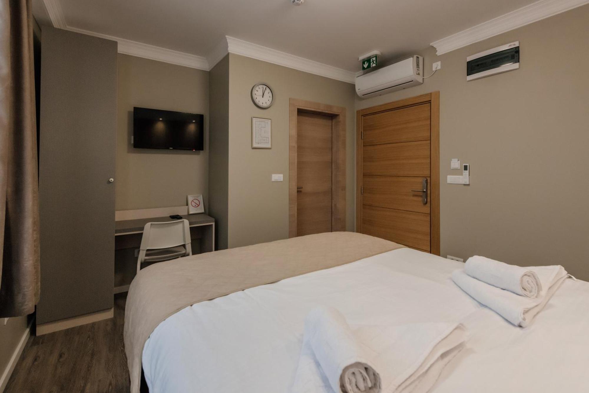 Hotel Beli Dvor ชาชาค ภายนอก รูปภาพ