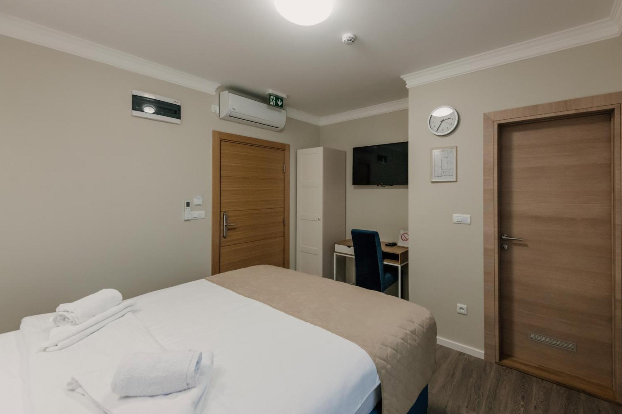 Hotel Beli Dvor ชาชาค ภายนอก รูปภาพ